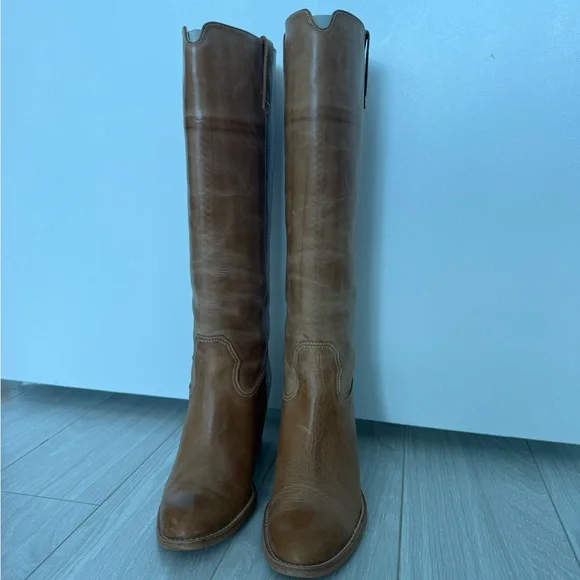 Elegant Tan Heeled Boots with Sleek Design - Picture 5 of 8